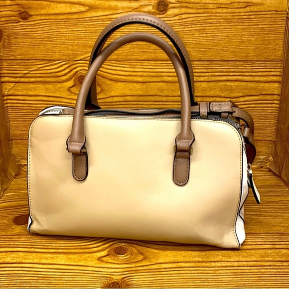 Guess ORIGINAL- FAUX-LEATHER SATCHEL GUESS BAG NGN 25000 immaculately EUC 💯🔥🔥 - Picture 3 of 15